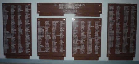Gedenktafeln für die Gefallenen des 2. Weltkrieges an der Lebacher Friedhofshalle, Foto: Lothar Schmidt