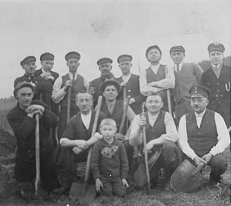 Die Veteranen des Turnvereins 1927 bei der mühsamen Arbeit am Kriegerdenkmal, in der Mitte: Georg Warken (Böhmer Schorsch), Fotoarchiv: Lilo Schmitt