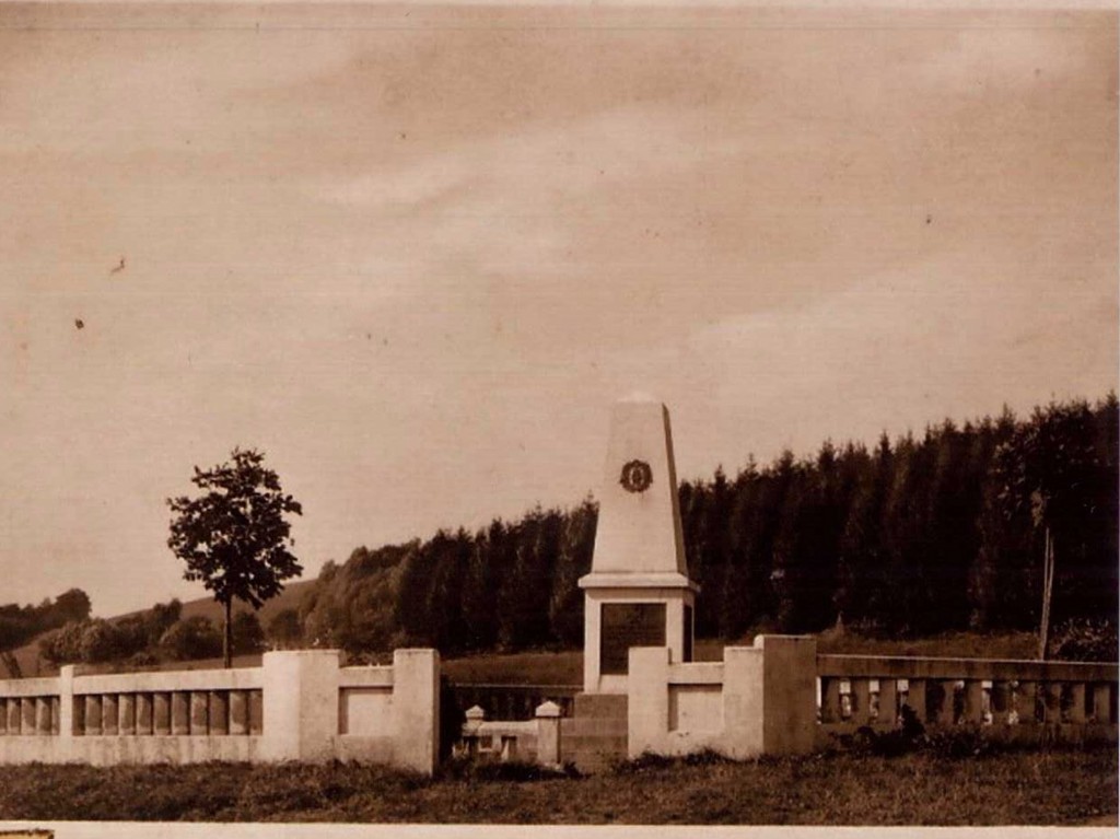 Stattliche Kriegerdenkmalanlage in Böhmen; Fotoarchiv: Lilo Schmitt