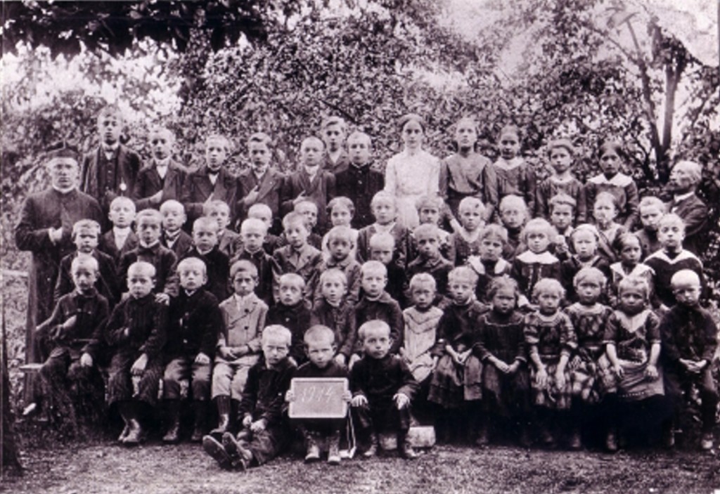 Eidenborner Schulkinder im Kriegsjahr 1914 